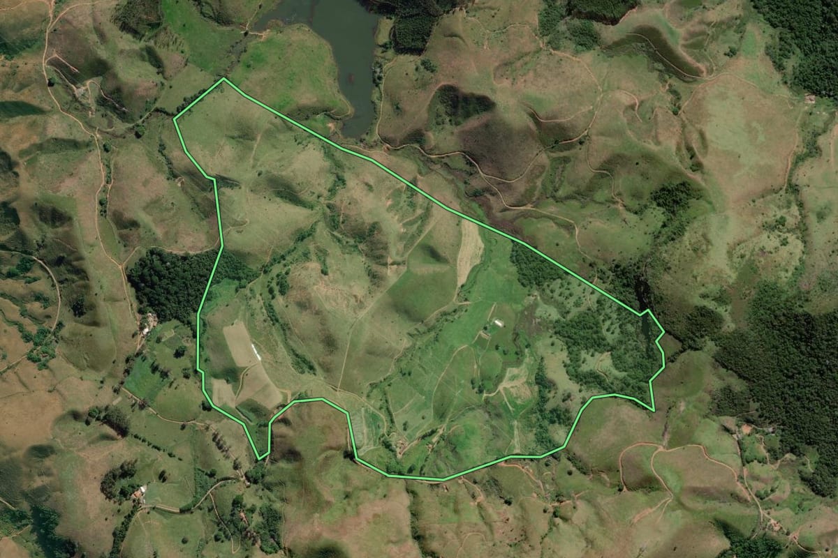 Imagem de satélite do imóvel rural em Valença (RJ), com o contorno declarado no CAR desenhado por cima.