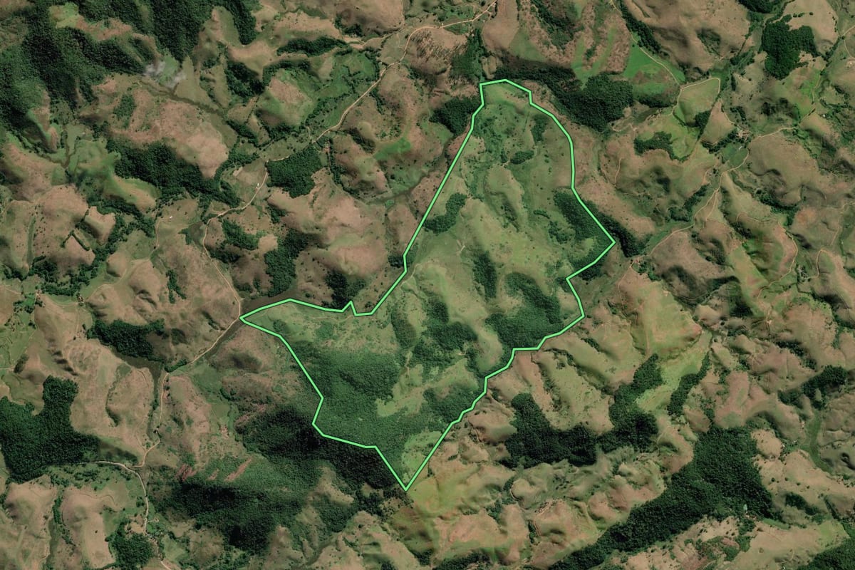 Imagem de satélite do imóvel rural em Valença (RJ), com o contorno declarado no CAR desenhado por cima.
