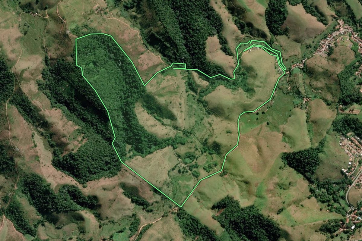 Imagem de satélite do imóvel rural em Valença (RJ), com o contorno declarado no CAR desenhado por cima.