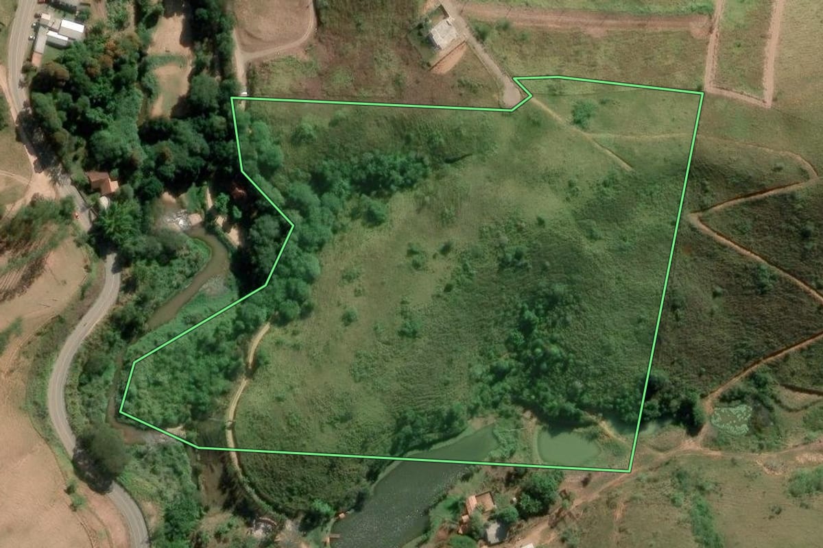 Imagem de satélite do imóvel rural em Valença (RJ), com o contorno declarado no CAR desenhado por cima.