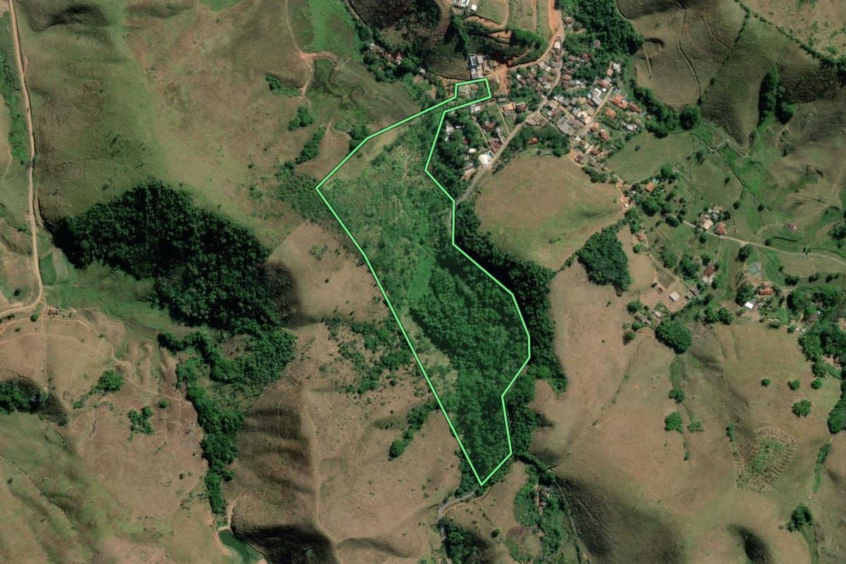 Imagem de satélite do imóvel rural em Valença (RJ), com o contorno declarado no CAR desenhado por cima.