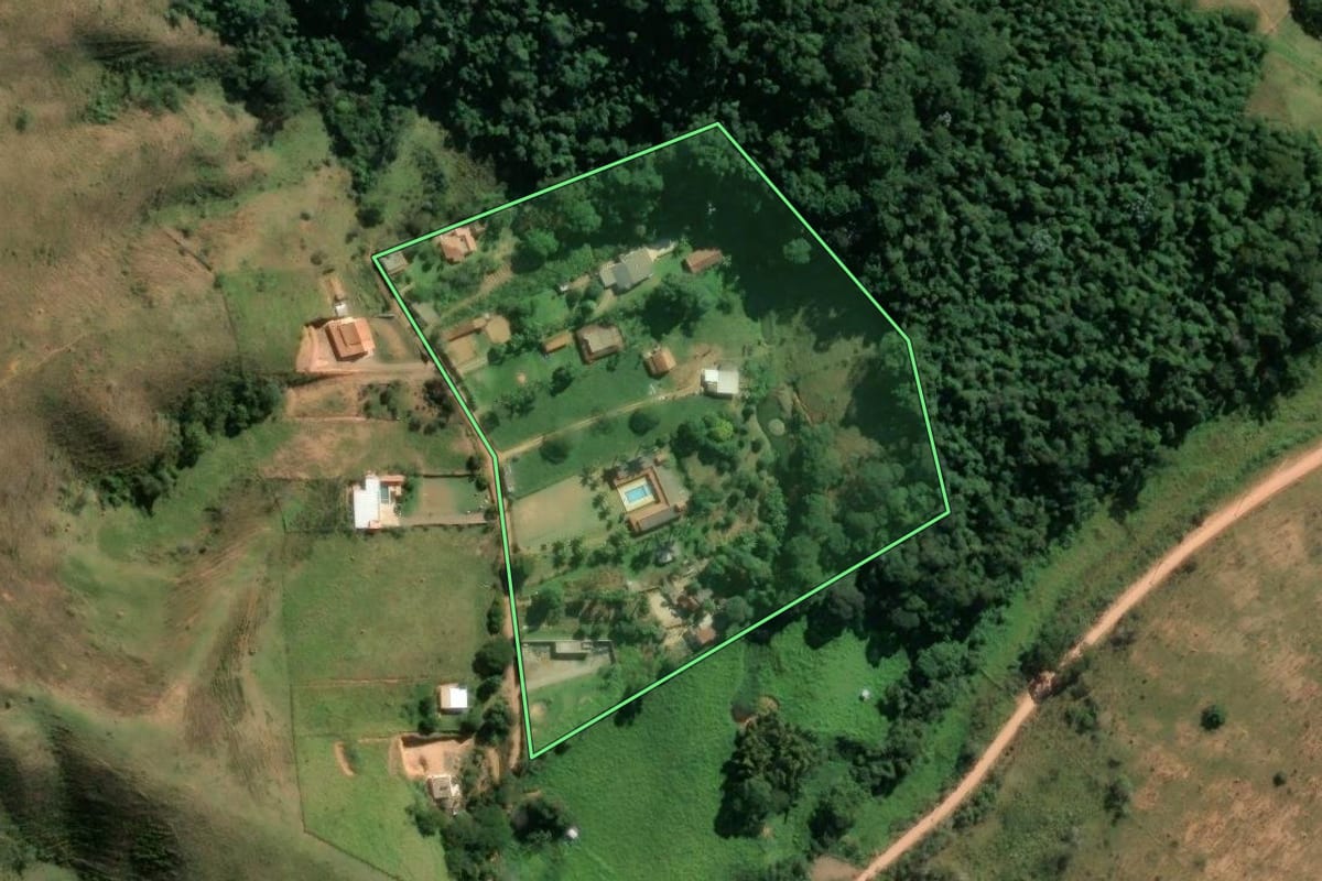 Imagem de satélite do imóvel rural em Valença (RJ), com o contorno declarado no CAR desenhado por cima.