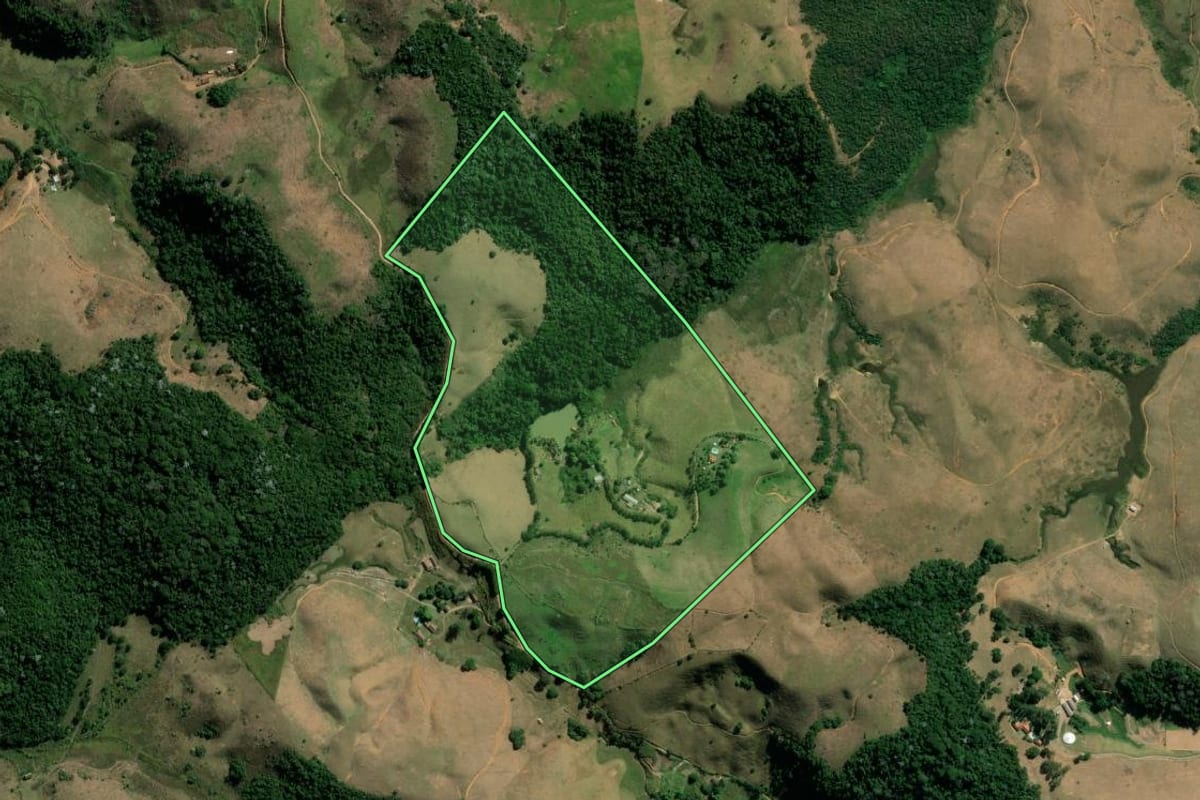 Imagem de satélite do imóvel rural em Valença (RJ), com o contorno declarado no CAR desenhado por cima.