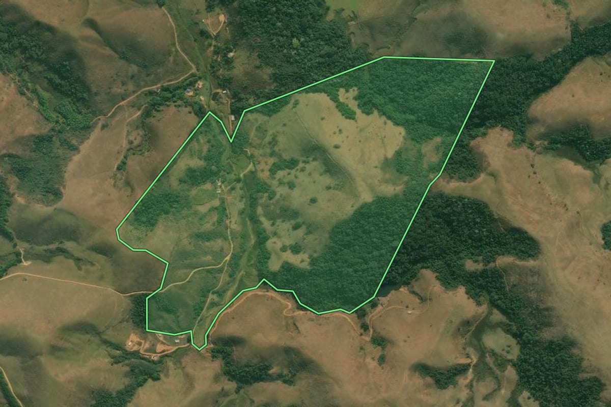 Imagem de satélite do imóvel rural em Valença (RJ), com o contorno declarado no CAR desenhado por cima.