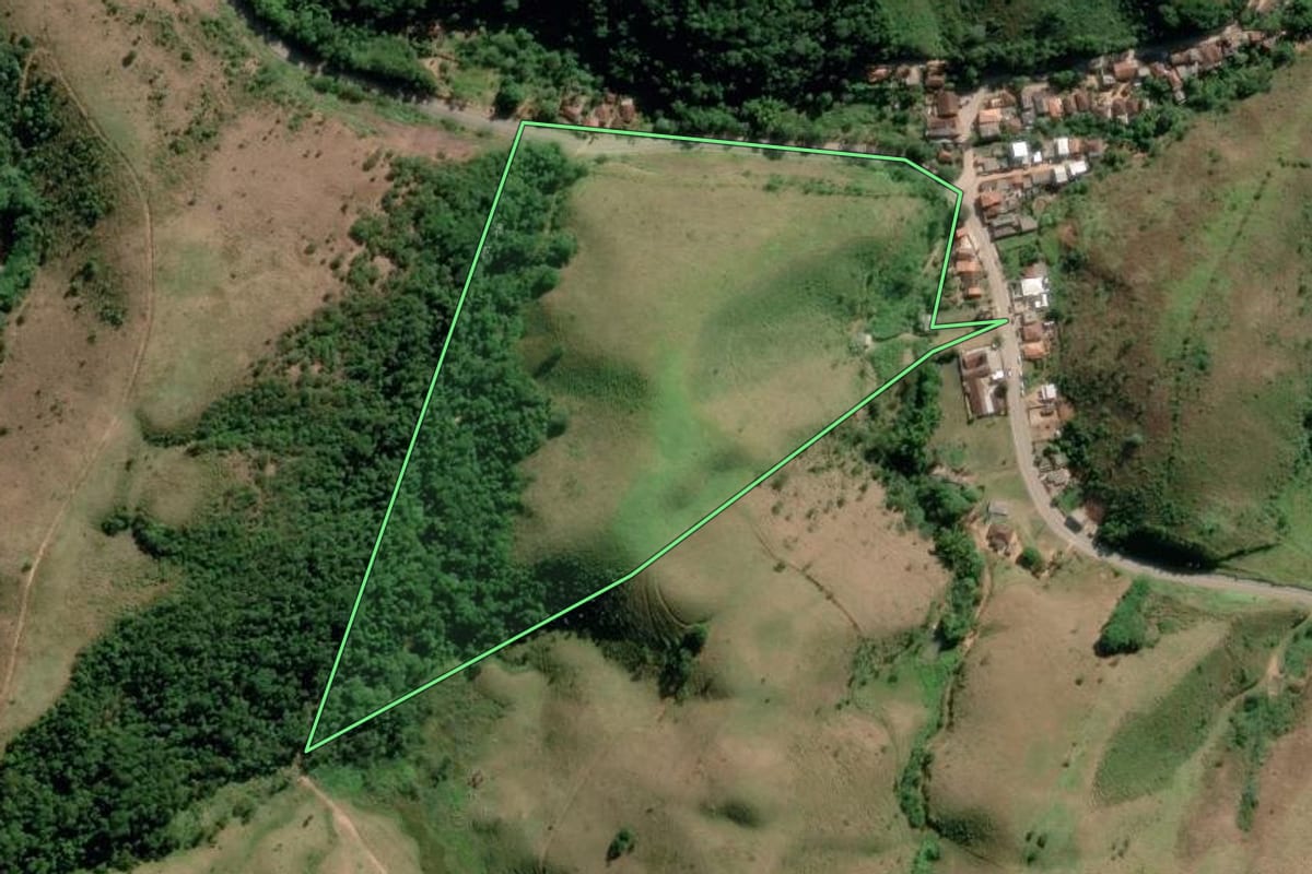 Imagem de satélite do imóvel rural em Valença (RJ), com o contorno declarado no CAR desenhado por cima.