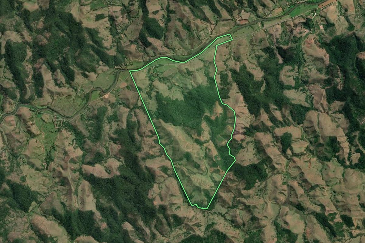 Imagem de satélite do imóvel rural em Valença (RJ), com o contorno declarado no CAR desenhado por cima.