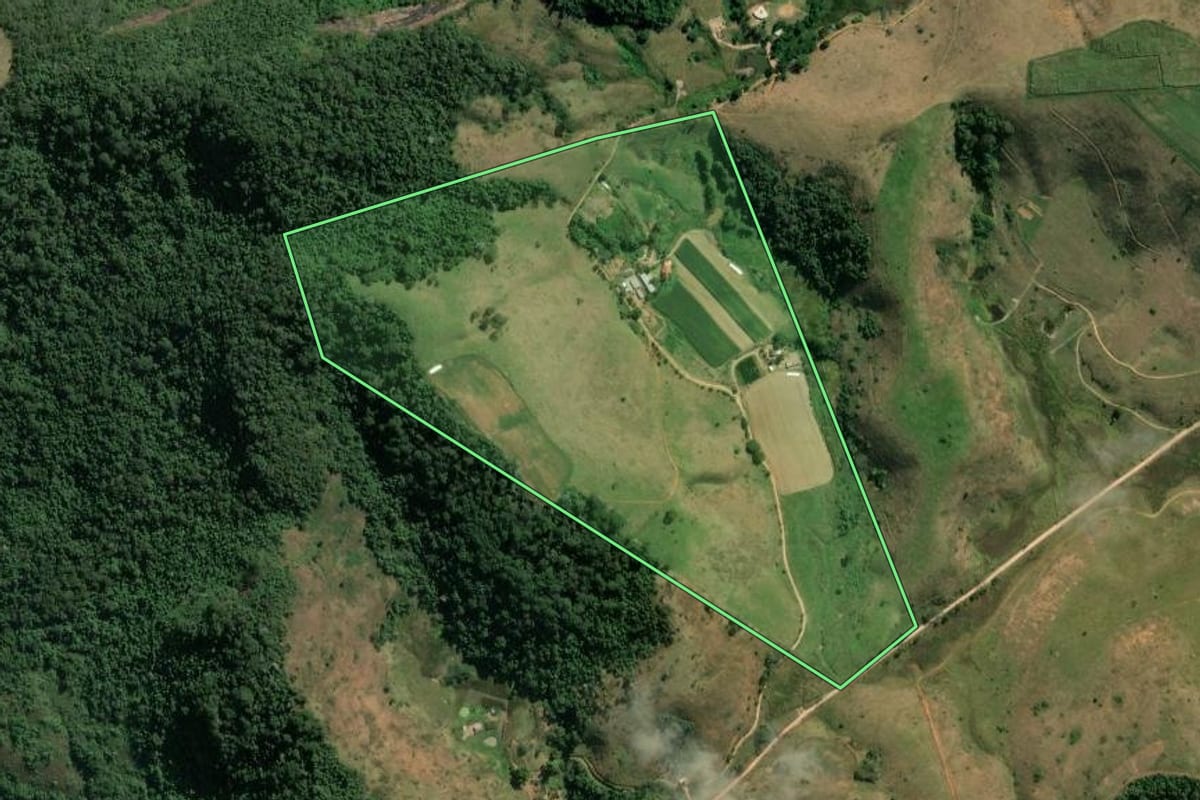 Imagem de satélite do imóvel rural em Valença (RJ), com o contorno declarado no CAR desenhado por cima.