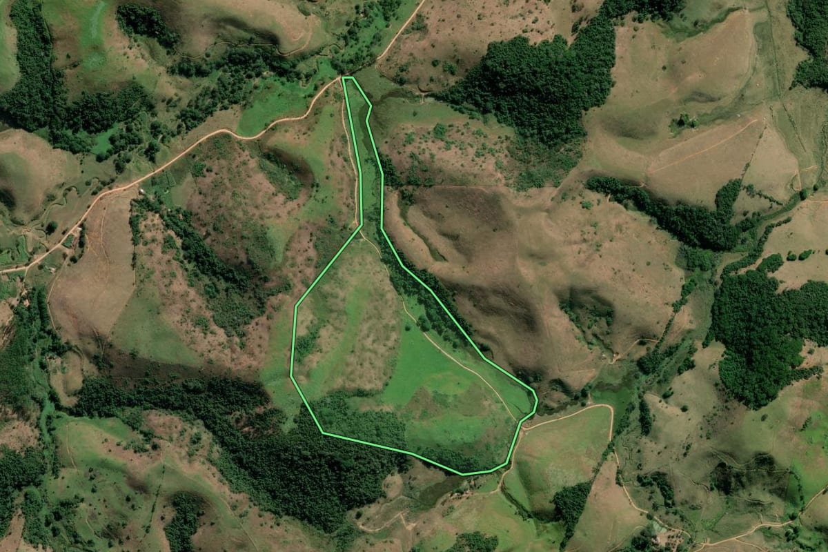 Imagem de satélite do imóvel rural em Valença (RJ), com o contorno declarado no CAR desenhado por cima.