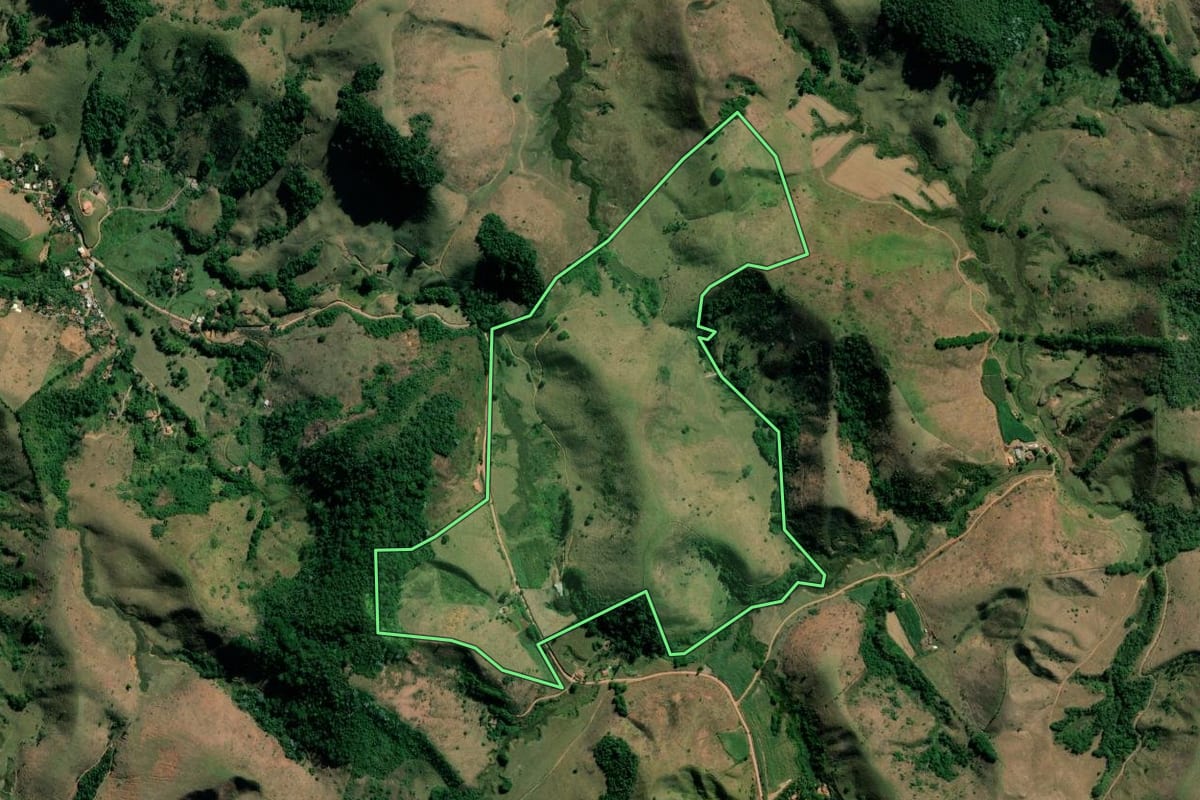 Imagem de satélite do imóvel rural em Valença (RJ), com o contorno declarado no CAR desenhado por cima.