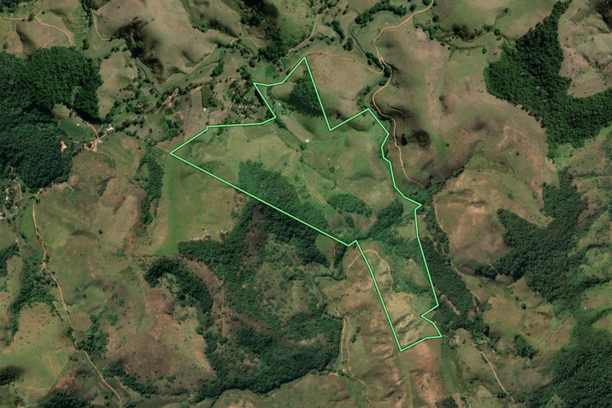 Imagem de satélite do imóvel rural em Valença (RJ), com o contorno declarado no CAR desenhado por cima.