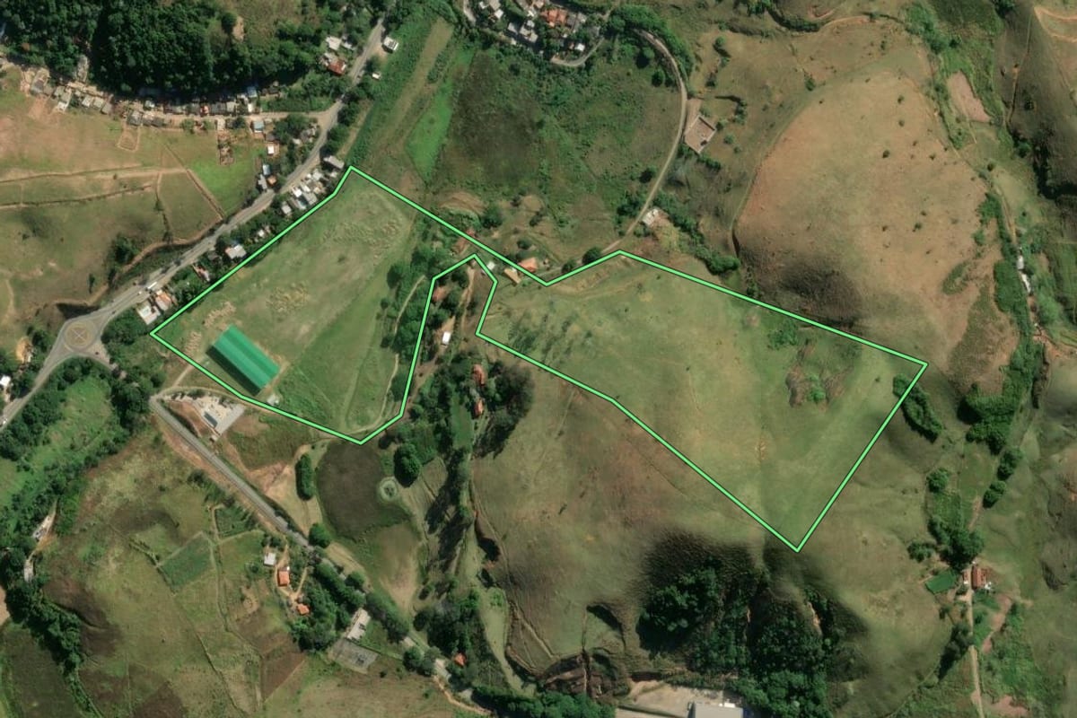 Imagem de satélite do imóvel rural em Valença (RJ), com o contorno declarado no CAR desenhado por cima.