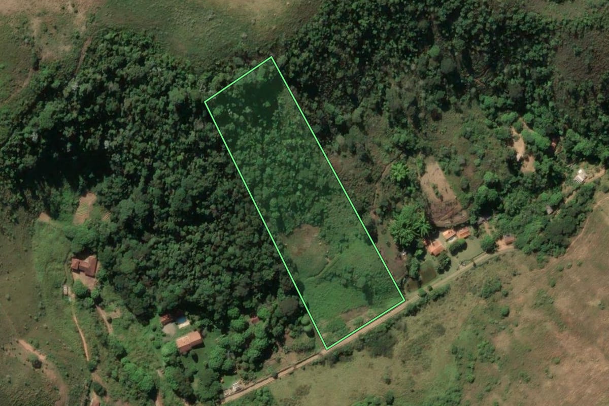 Imagem de satélite do imóvel rural em Valença (RJ), com o contorno declarado no CAR desenhado por cima.