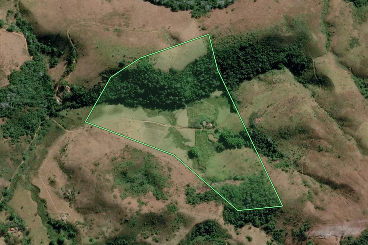 Imagem de satélite do imóvel rural em Valença (RJ), com o contorno declarado no CAR desenhado por cima.