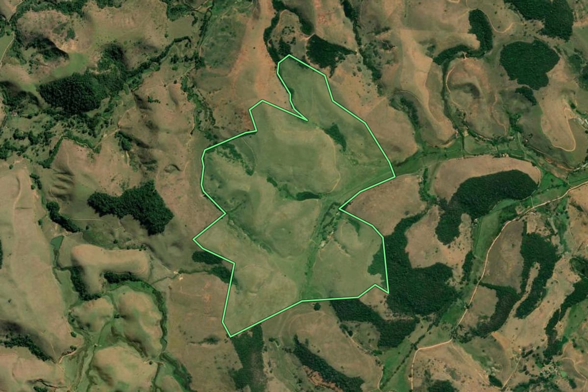 Imagem de satélite do imóvel rural em Valença (RJ), com o contorno declarado no CAR desenhado por cima.