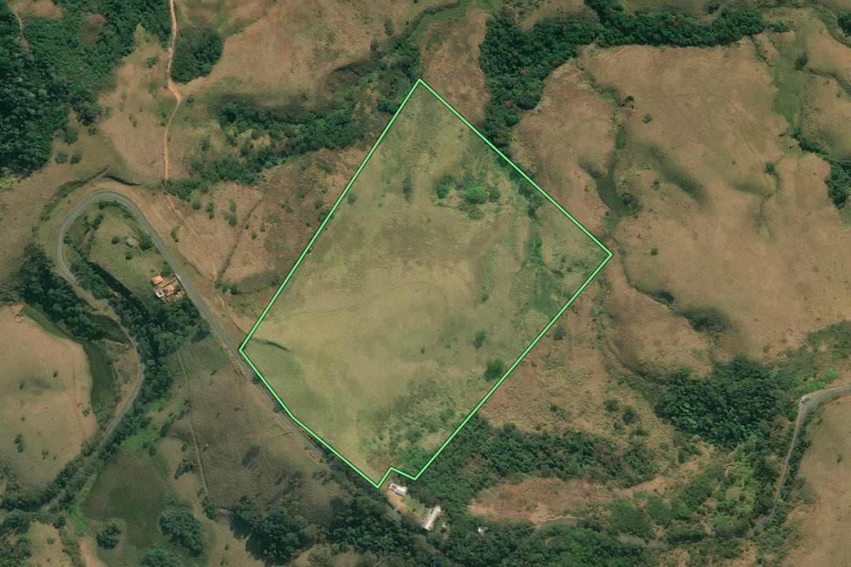 Imagem de satélite do imóvel rural em Valença (RJ), com o contorno declarado no CAR desenhado por cima.