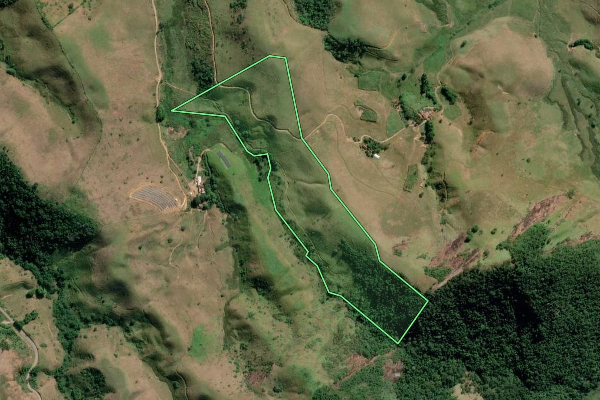 Imagem de satélite do imóvel rural em Valença (RJ), com o contorno declarado no CAR desenhado por cima.