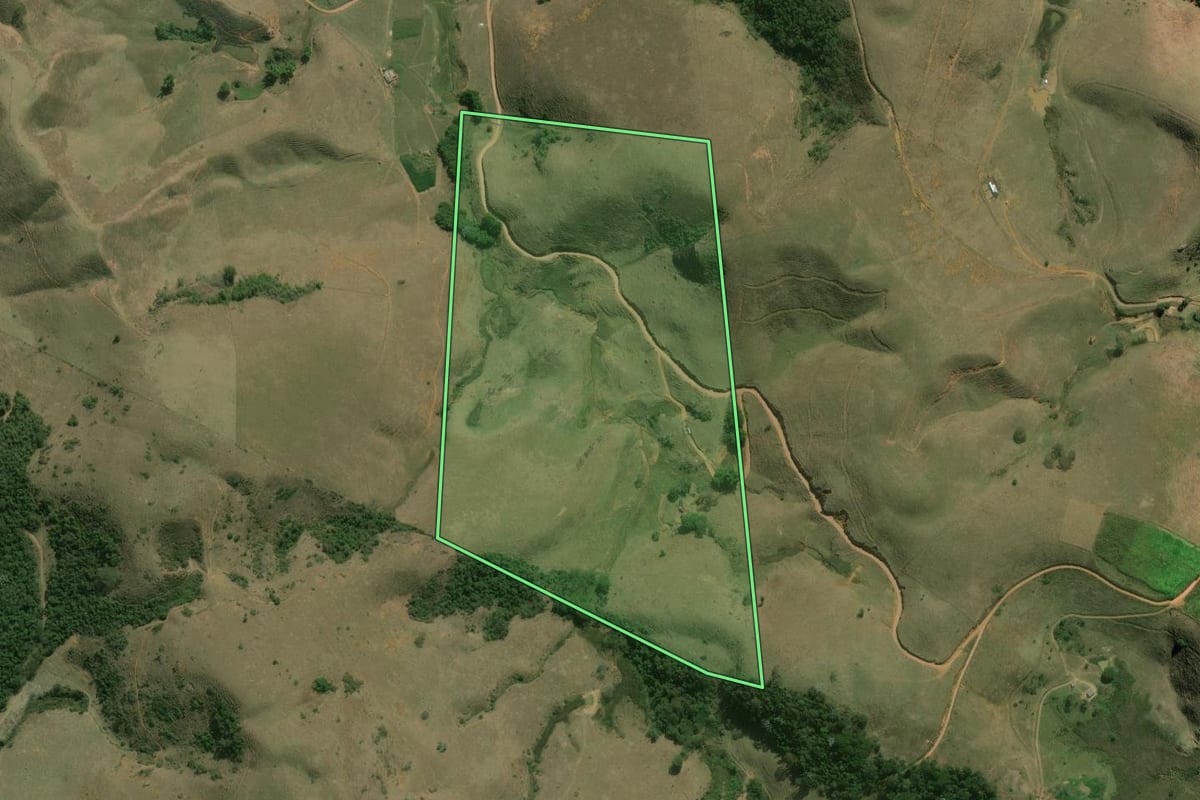 Imagem de satélite do imóvel rural em Valença (RJ), com o contorno declarado no CAR desenhado por cima.