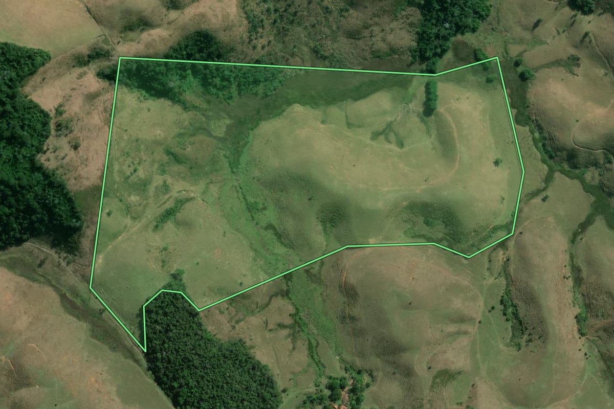 Imagem de satélite do imóvel rural em Valença (RJ), com o contorno declarado no CAR desenhado por cima.
