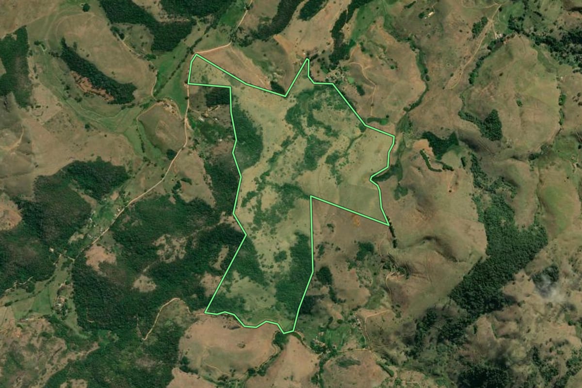 Imagem de satélite do imóvel rural em Valença (RJ), com o contorno declarado no CAR desenhado por cima.