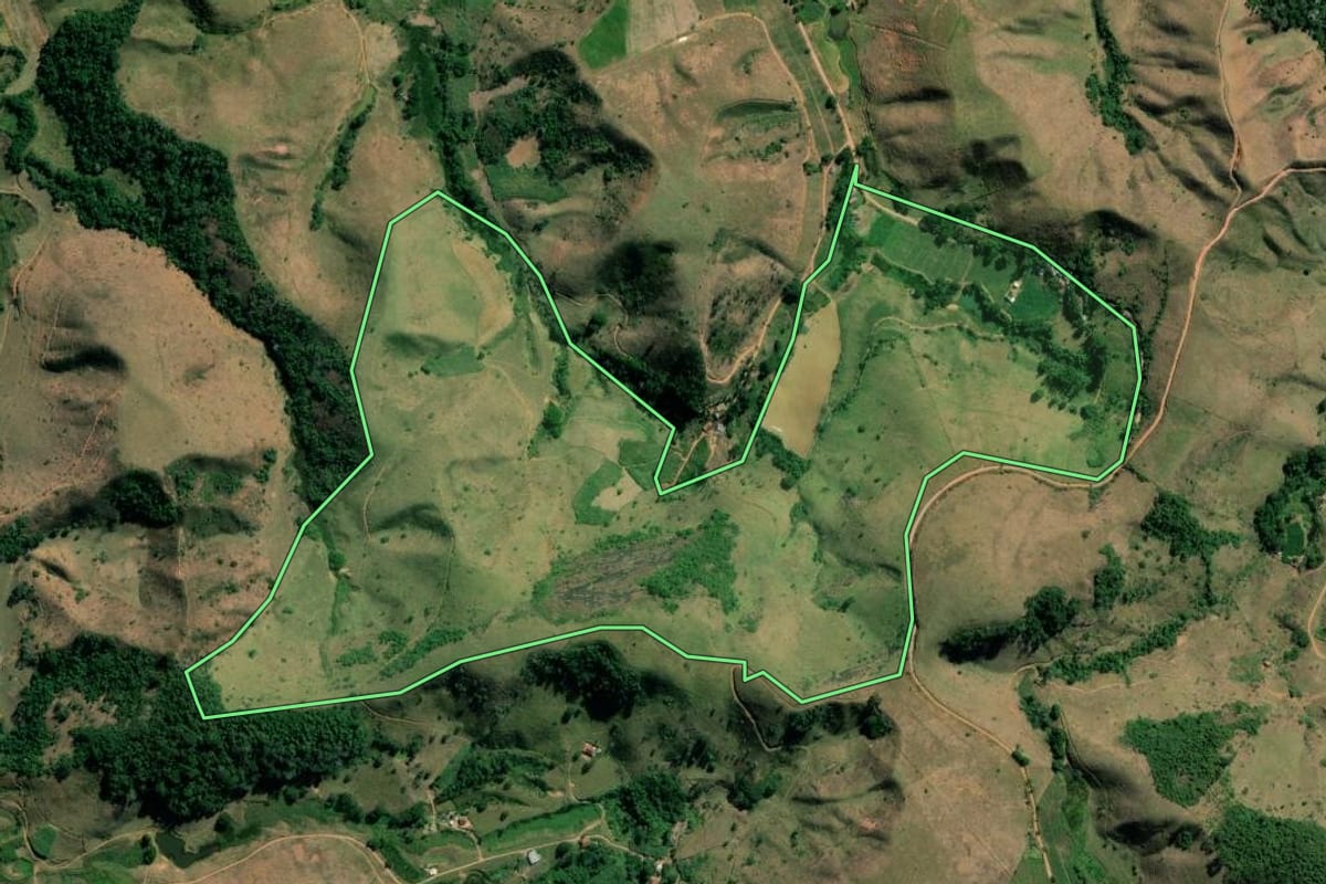 Imagem de satélite do imóvel rural em Valença (RJ), com o contorno declarado no CAR desenhado por cima.