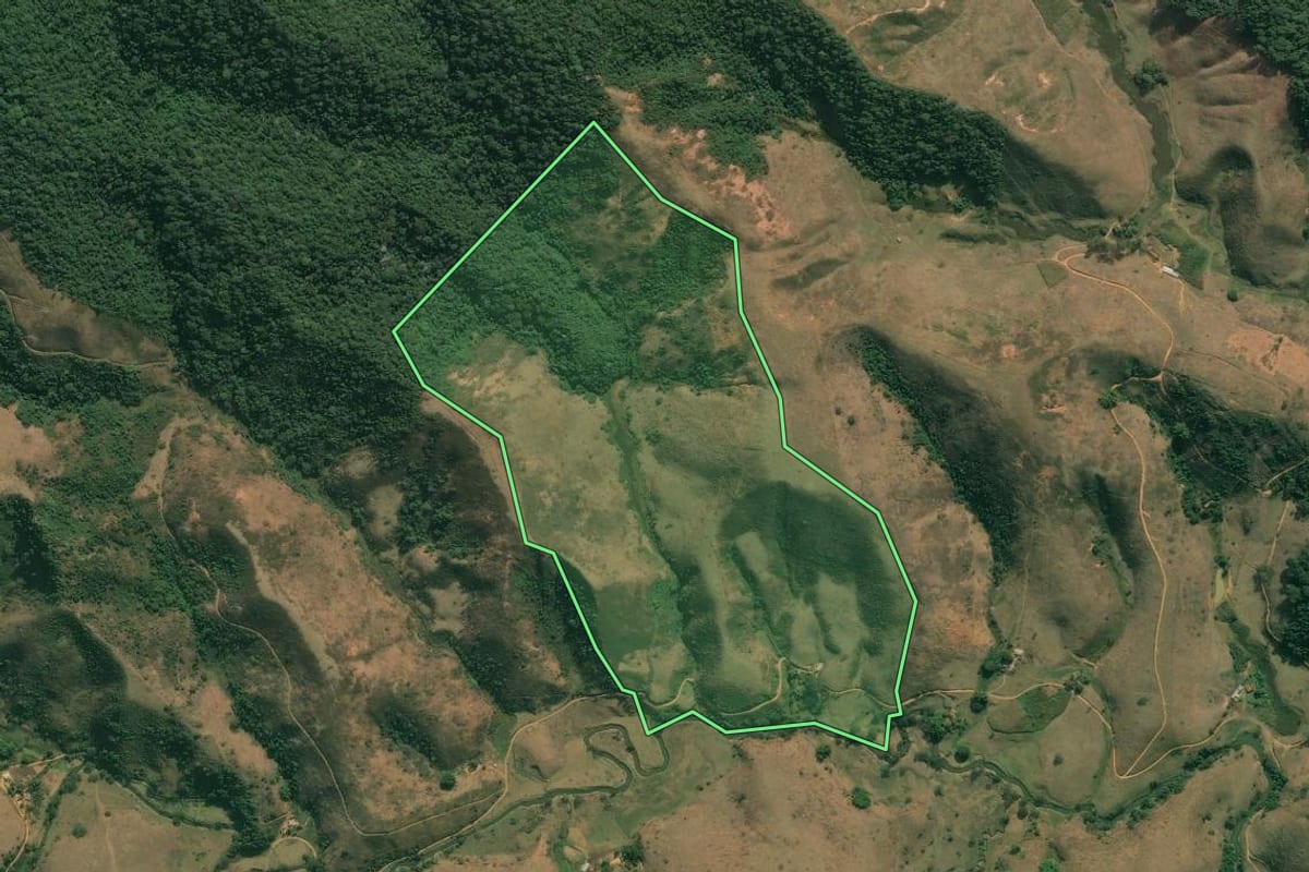 Imagem de satélite do imóvel rural em Valença (RJ), com o contorno declarado no CAR desenhado por cima.