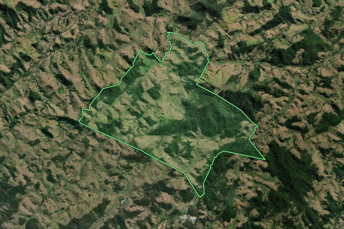 Imagem de satélite do imóvel rural em Valença (RJ), com o contorno declarado no CAR desenhado por cima.