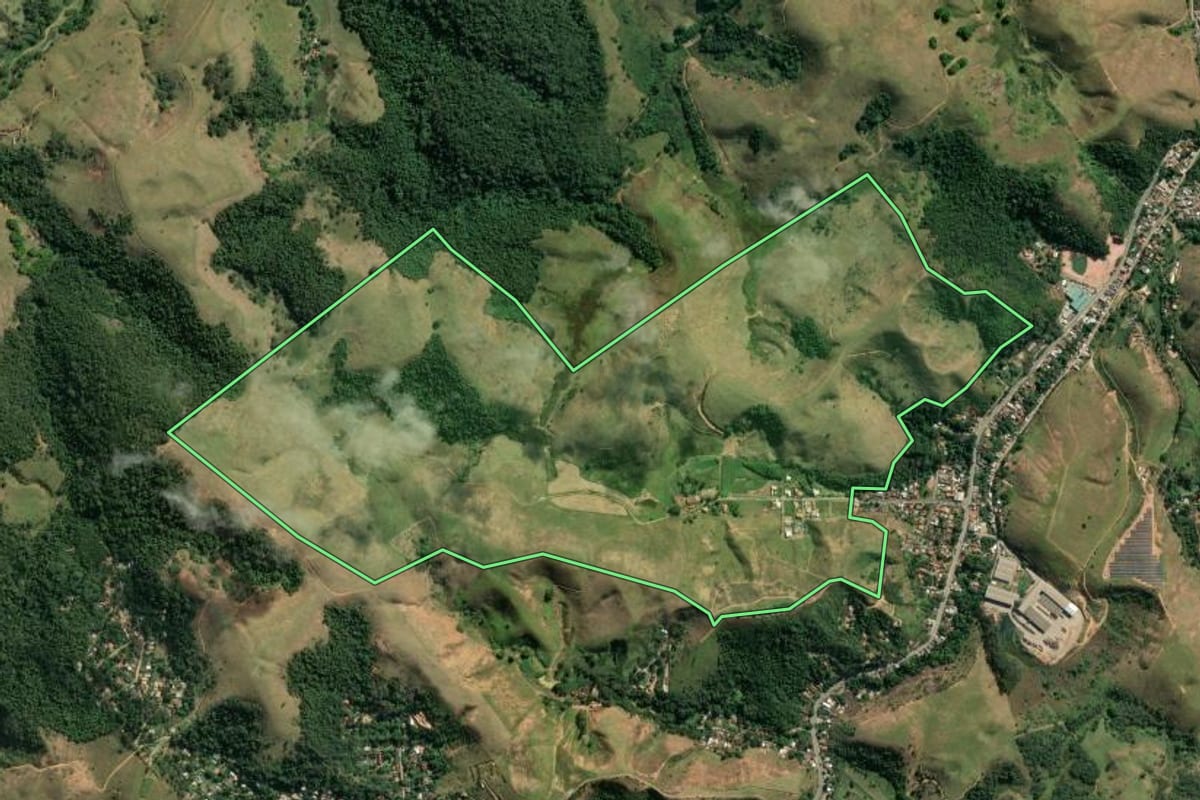 Imagem de satélite do imóvel rural em Valença (RJ), com o contorno declarado no CAR desenhado por cima.