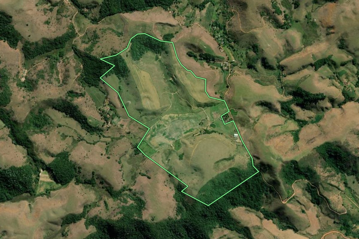 Imagem de satélite do imóvel rural em Valença (RJ), com o contorno declarado no CAR desenhado por cima.