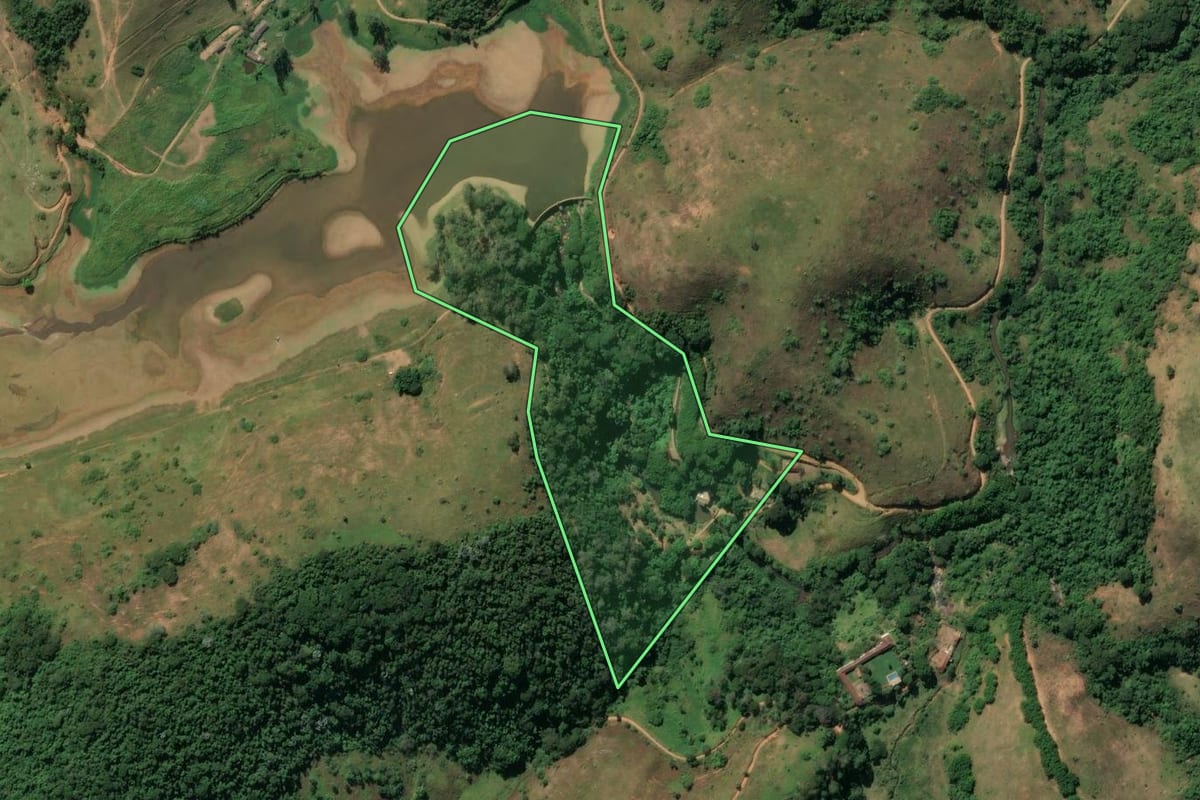 Imagem de satélite do imóvel rural em Valença (RJ), com o contorno declarado no CAR desenhado por cima.