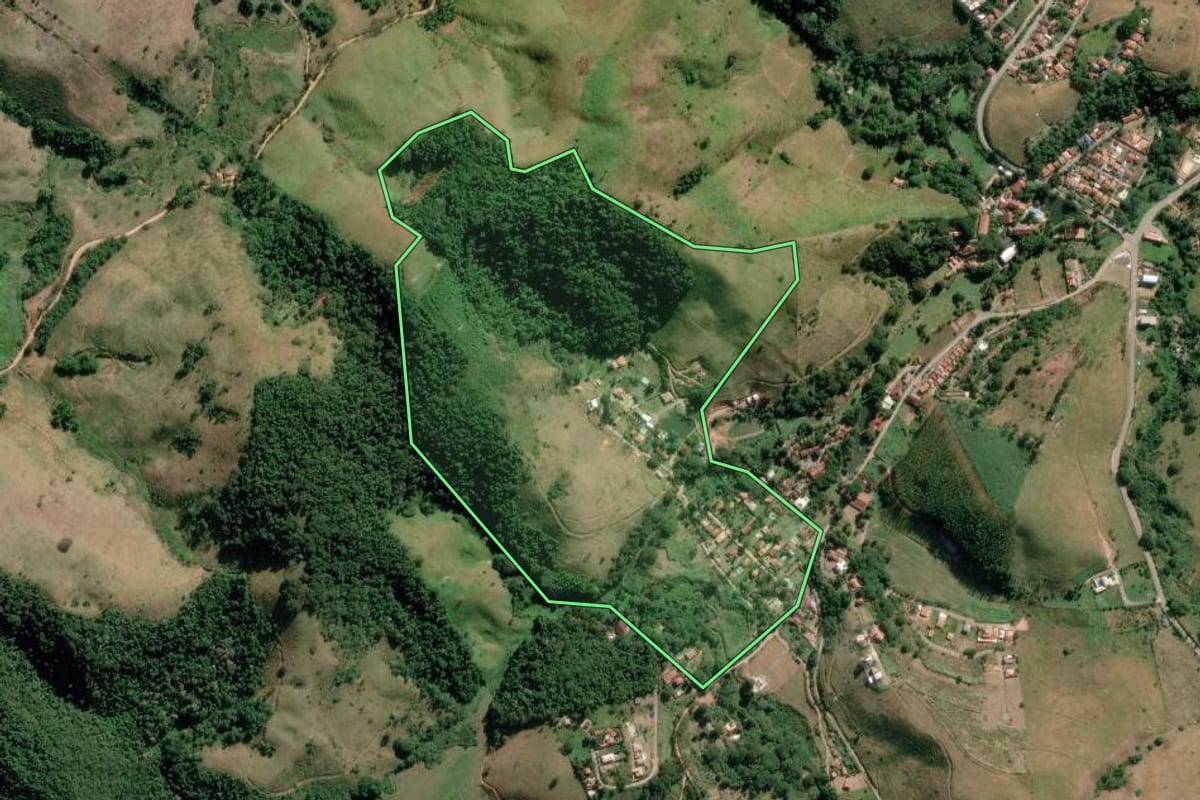 Imagem de satélite do imóvel rural em Valença (RJ), com o contorno declarado no CAR desenhado por cima.