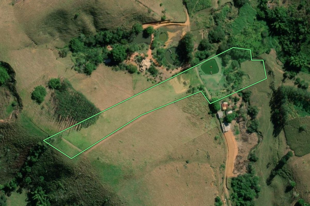 Imagem de satélite do imóvel rural em Valença (RJ), com o contorno declarado no CAR desenhado por cima.