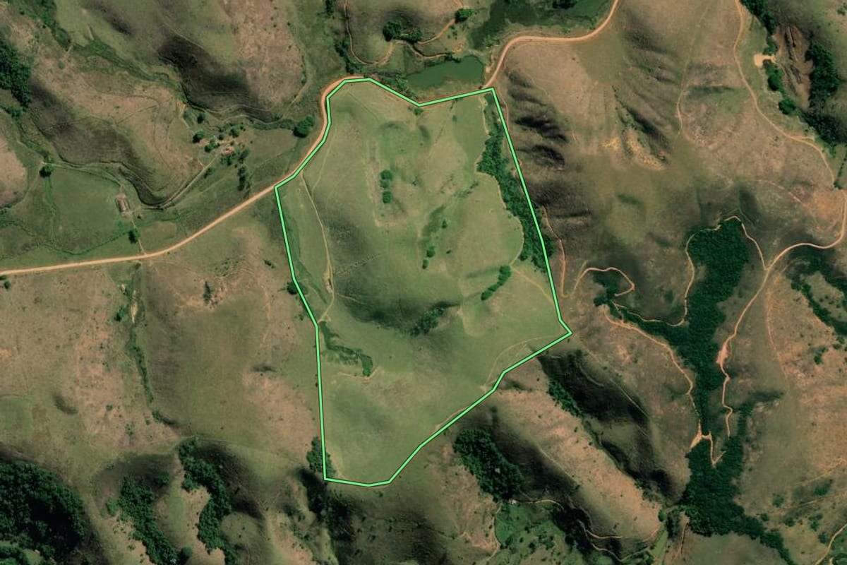 Imagem de satélite do imóvel rural em Valença (RJ), com o contorno declarado no CAR desenhado por cima.