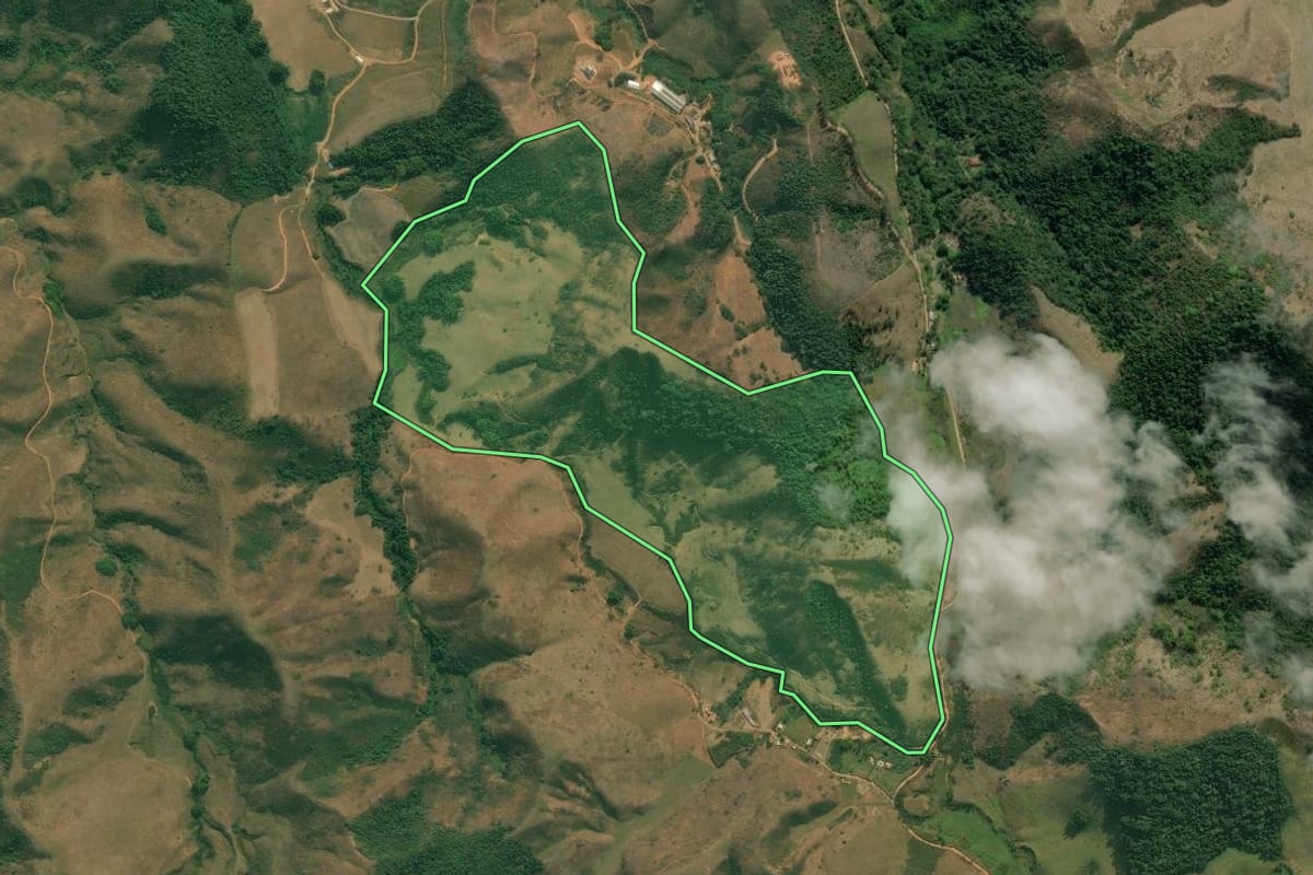 Imagem de satélite do imóvel rural em Valença (RJ), com o contorno declarado no CAR desenhado por cima.