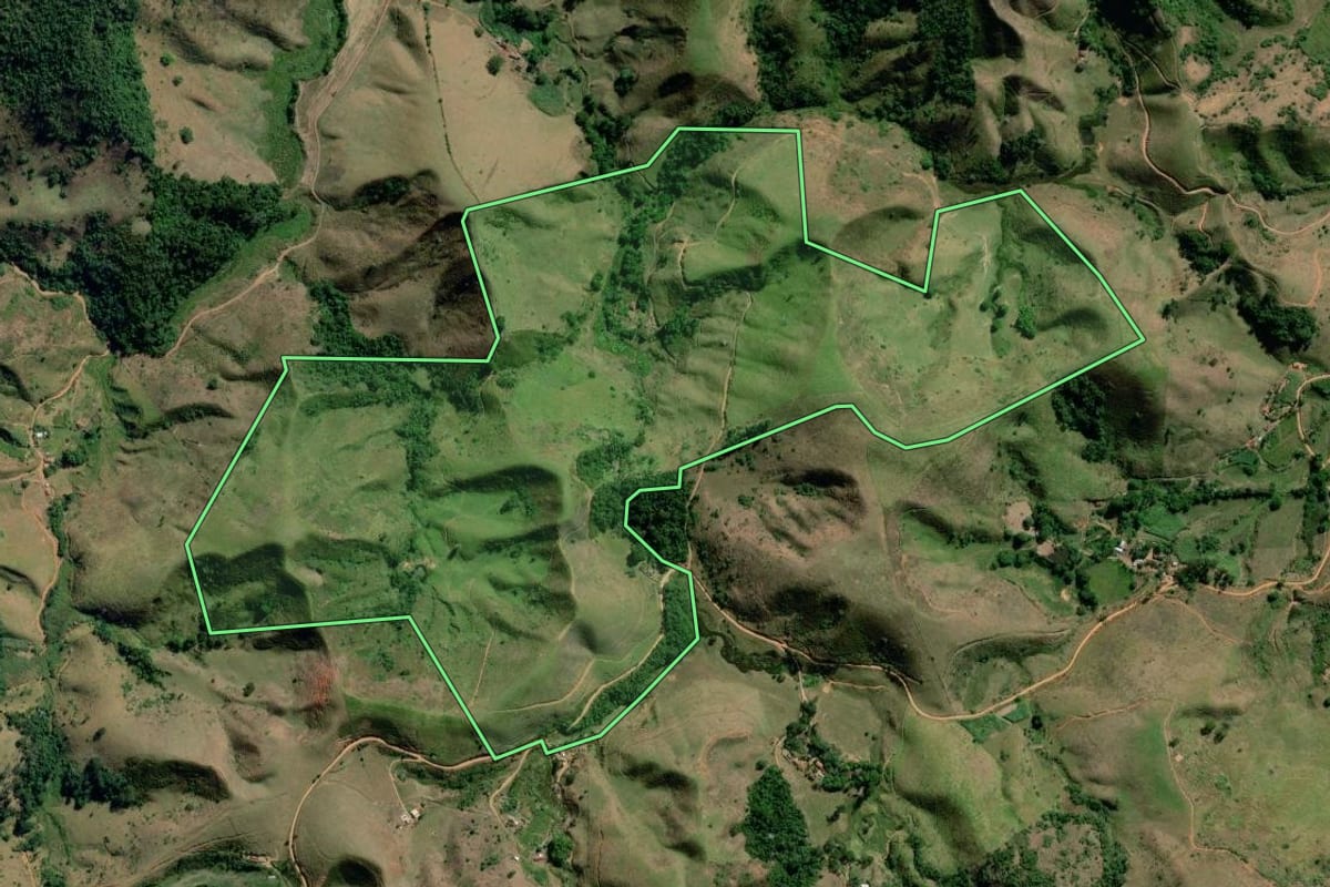 Imagem de satélite do imóvel rural em Valença (RJ), com o contorno declarado no CAR desenhado por cima.