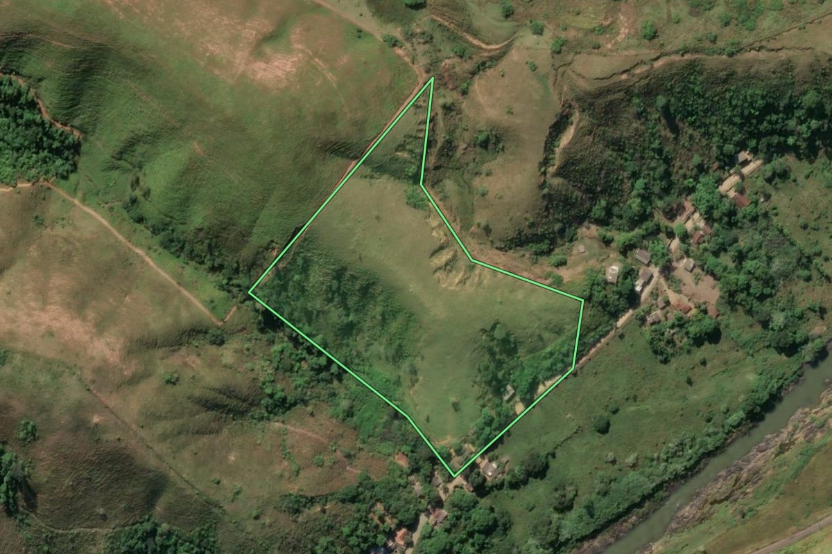 Imagem de satélite do imóvel rural em Valença (RJ), com o contorno declarado no CAR desenhado por cima.