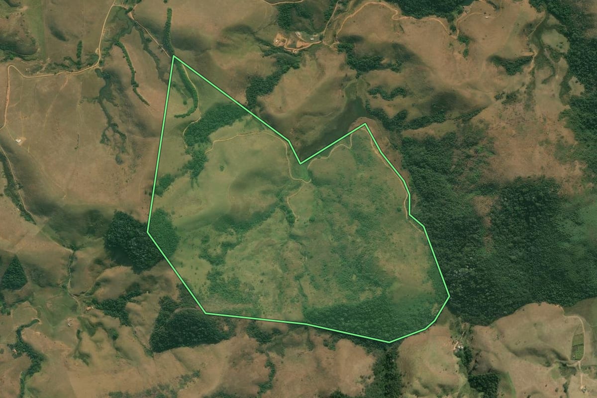 Imagem de satélite do imóvel rural em Valença (RJ), com o contorno declarado no CAR desenhado por cima.