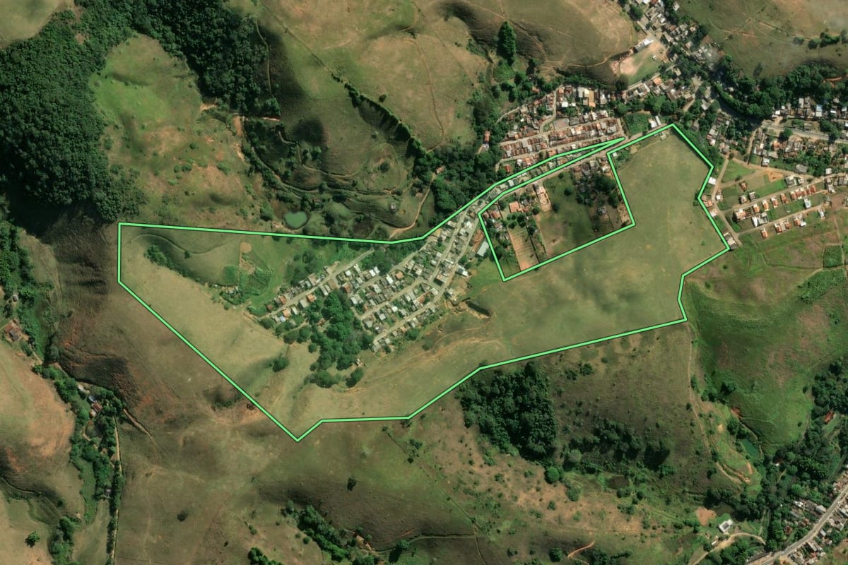 Imagem de satélite do imóvel rural em Valença (RJ), com o contorno declarado no CAR desenhado por cima.