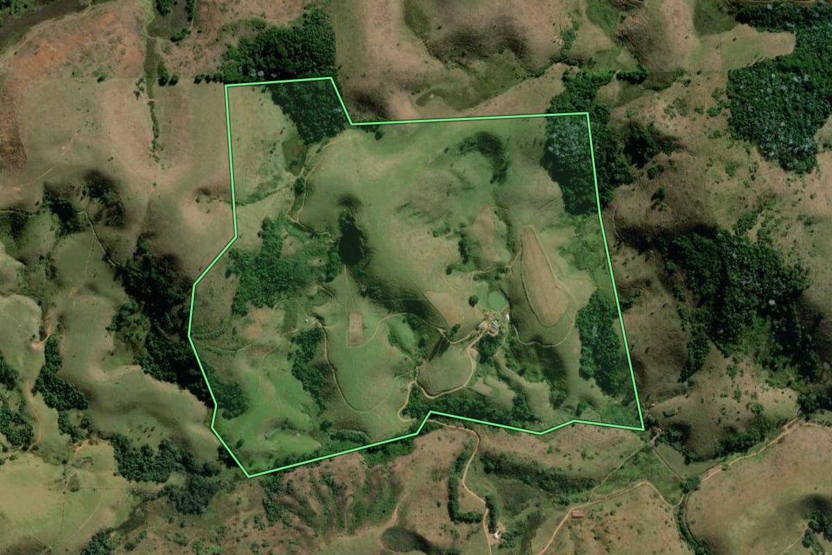Imagem de satélite do imóvel rural em Valença (RJ), com o contorno declarado no CAR desenhado por cima.