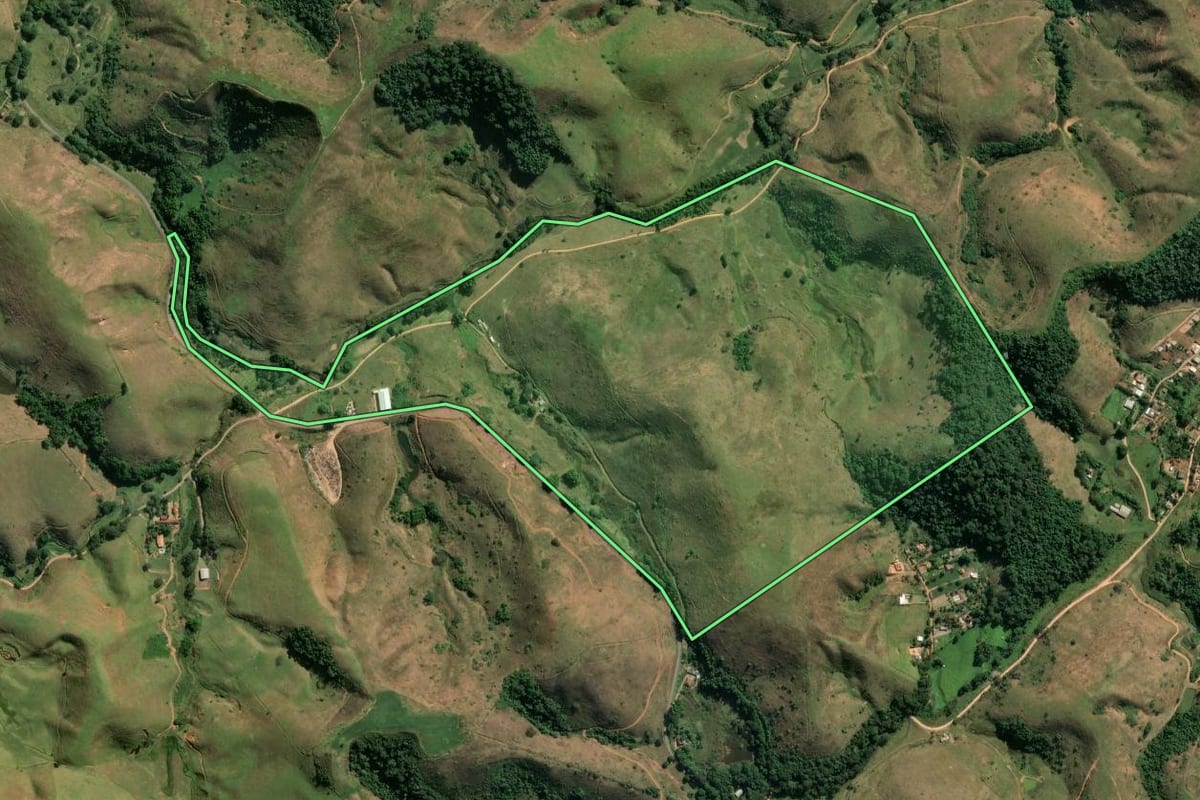 Imagem de satélite do imóvel rural em Valença (RJ), com o contorno declarado no CAR desenhado por cima.