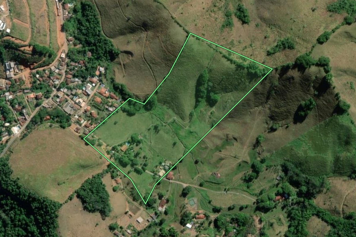 Imagem de satélite do imóvel rural em Valença (RJ), com o contorno declarado no CAR desenhado por cima.
