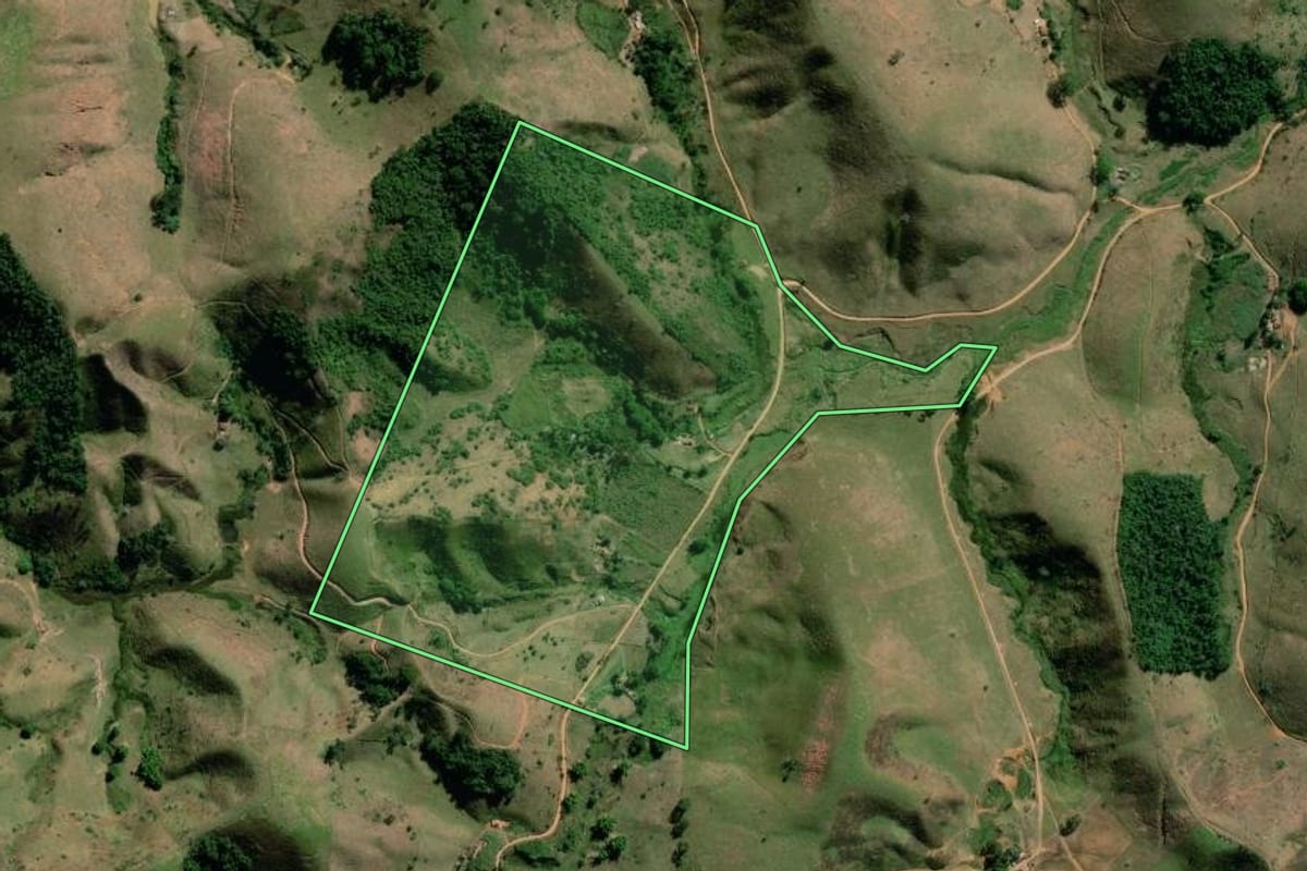 Imagem de satélite do imóvel rural em Valença (RJ), com o contorno declarado no CAR desenhado por cima.