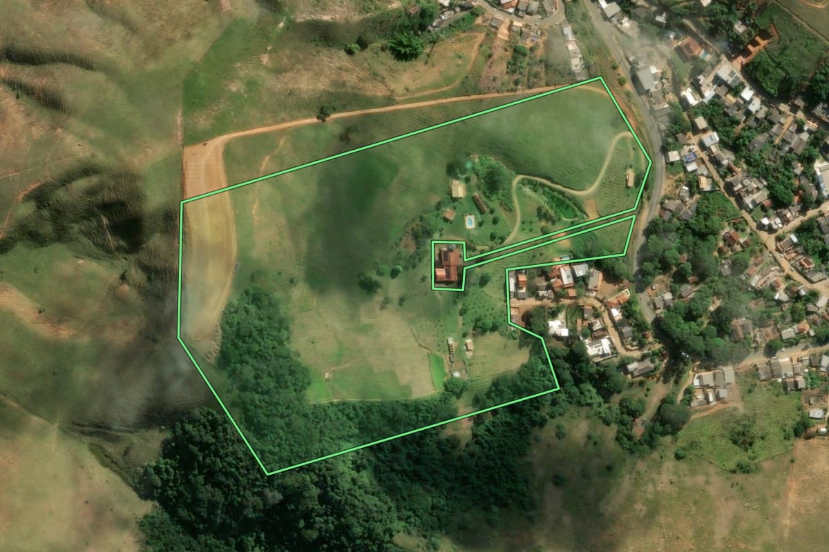 Imagem de satélite do imóvel rural em Valença (RJ), com o contorno declarado no CAR desenhado por cima.