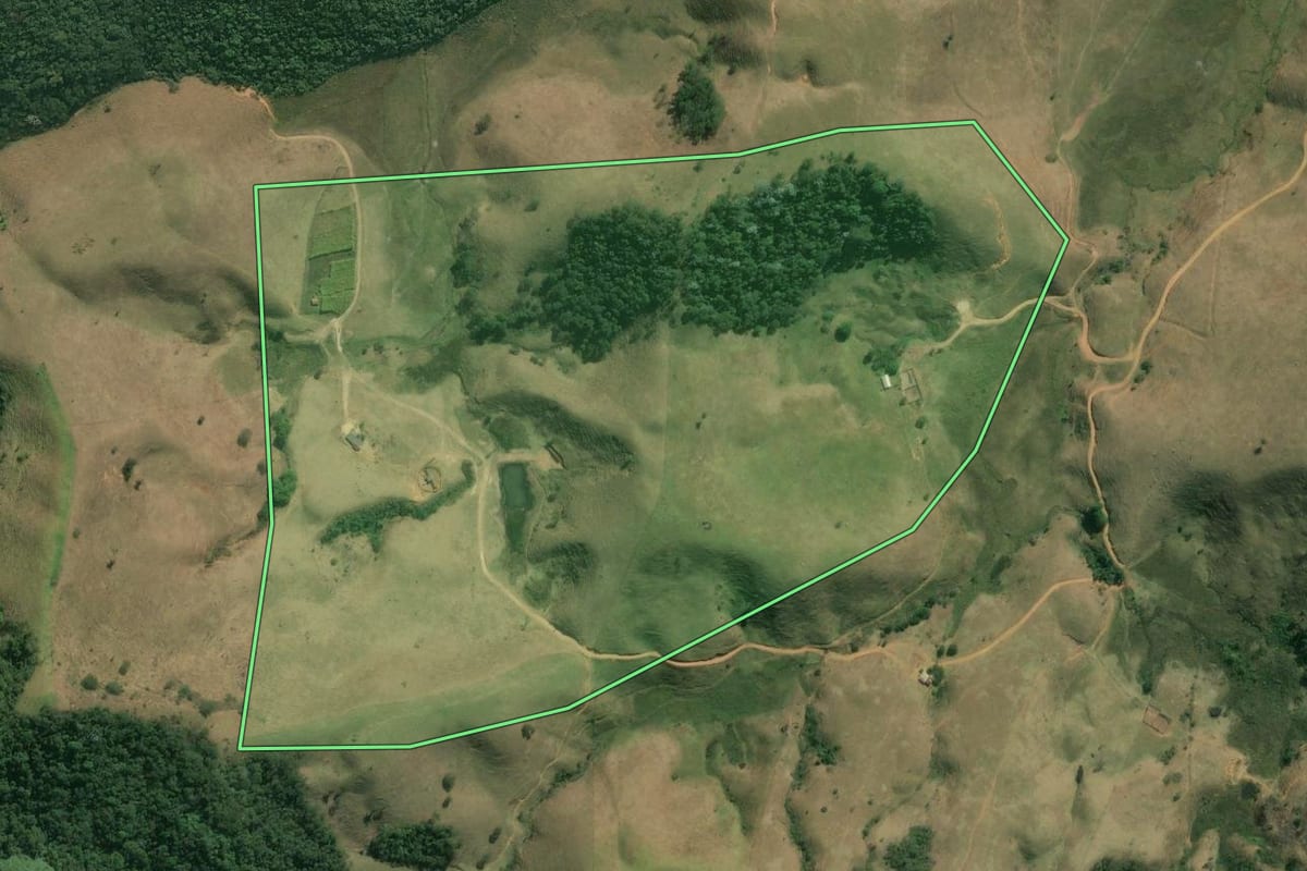 Imagem de satélite do imóvel rural em Valença (RJ), com o contorno declarado no CAR desenhado por cima.