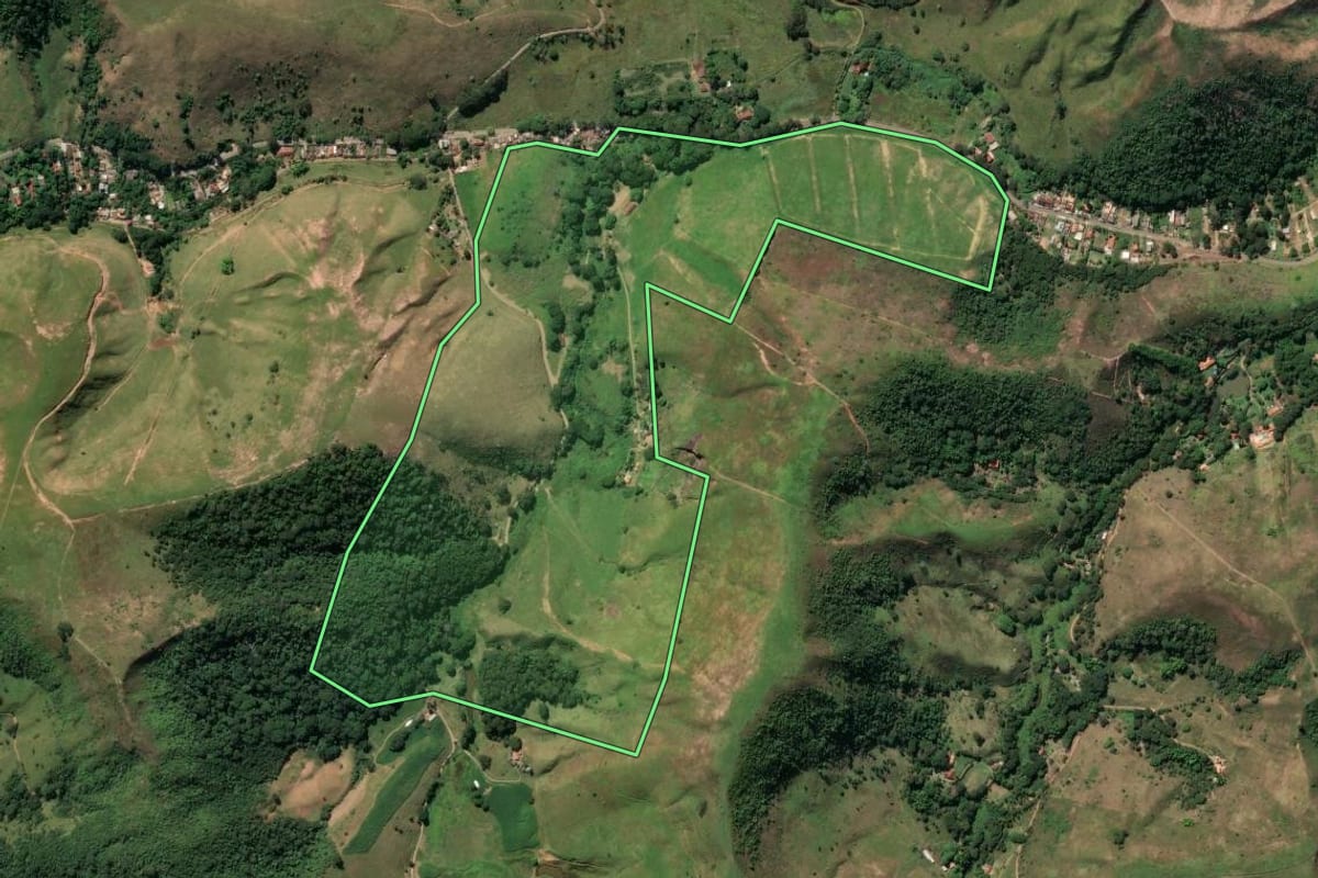 Imagem de satélite do imóvel rural em Valença (RJ), com o contorno declarado no CAR desenhado por cima.