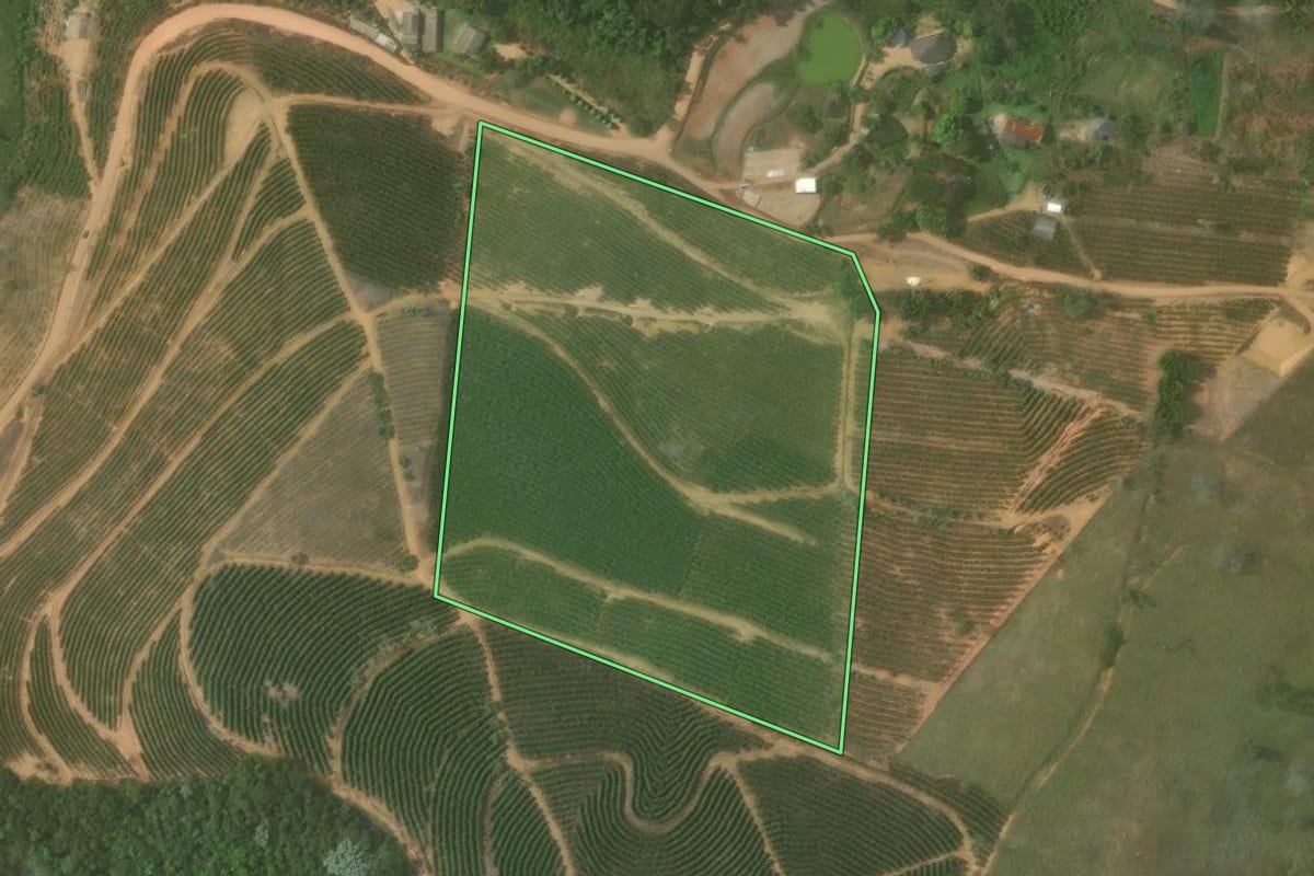 Imagem de satélite do imóvel rural em Varre-Sai (RJ), com o contorno declarado no CAR desenhado por cima.