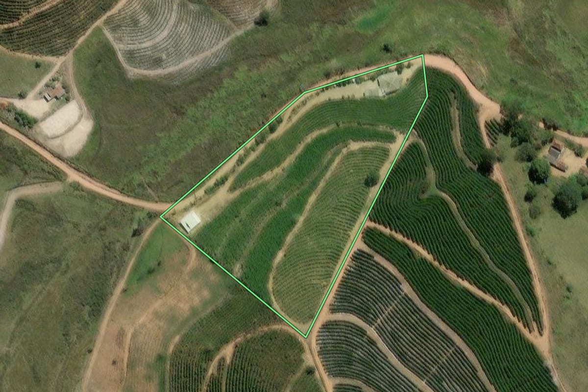 Imagem de satélite do imóvel rural em Varre-Sai (RJ), com o contorno declarado no CAR desenhado por cima.
