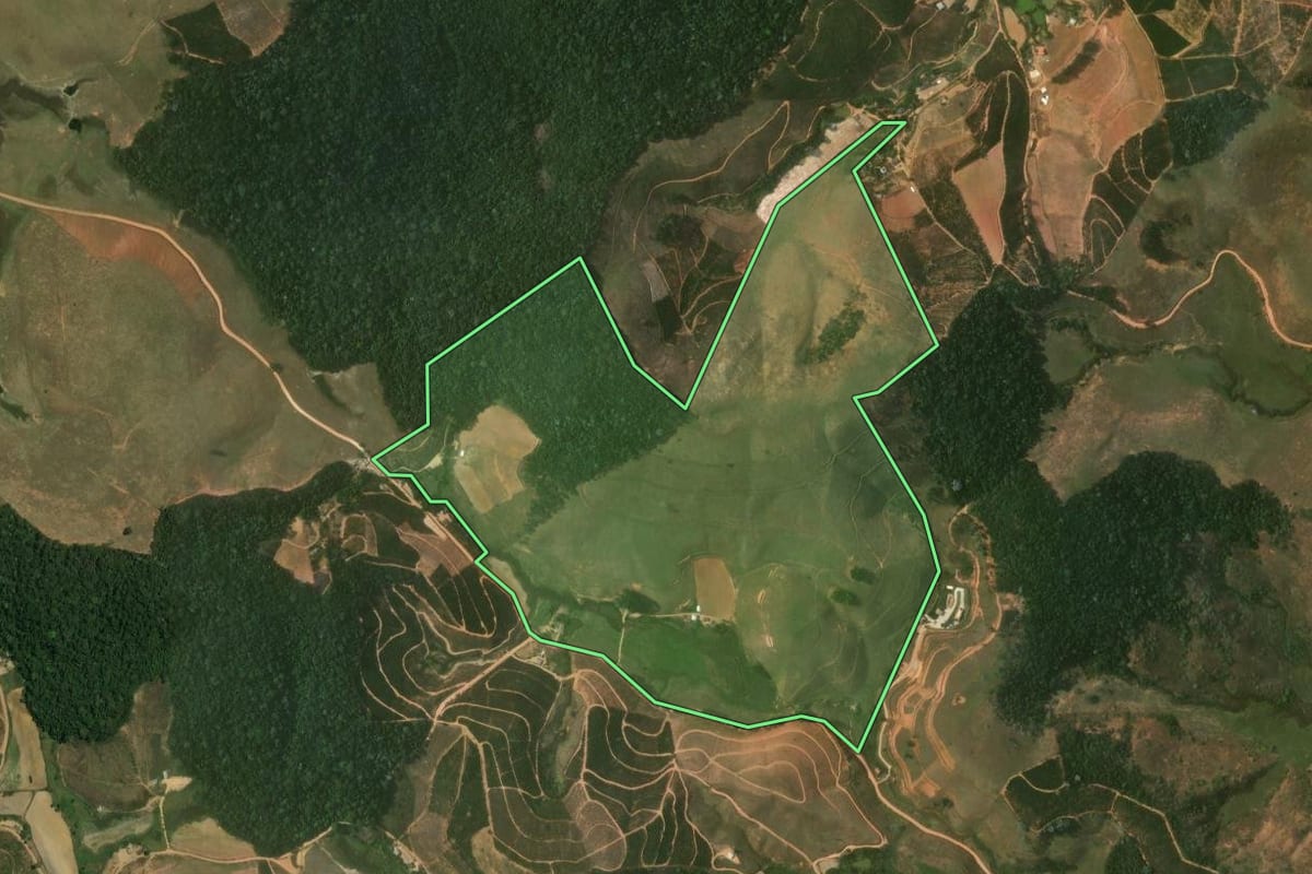 Imagem de satélite do imóvel rural em Varre-Sai (RJ), com o contorno declarado no CAR desenhado por cima.