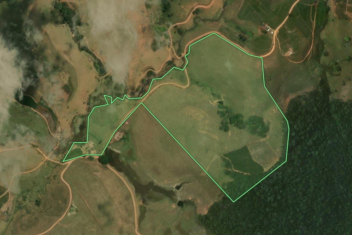 Imagem de satélite do imóvel rural em Varre-Sai (RJ), com o contorno declarado no CAR desenhado por cima.