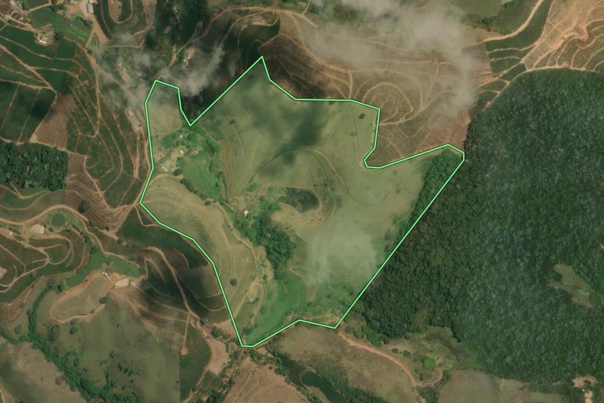 Imagem de satélite do imóvel rural em Varre-Sai (RJ), com o contorno declarado no CAR desenhado por cima.