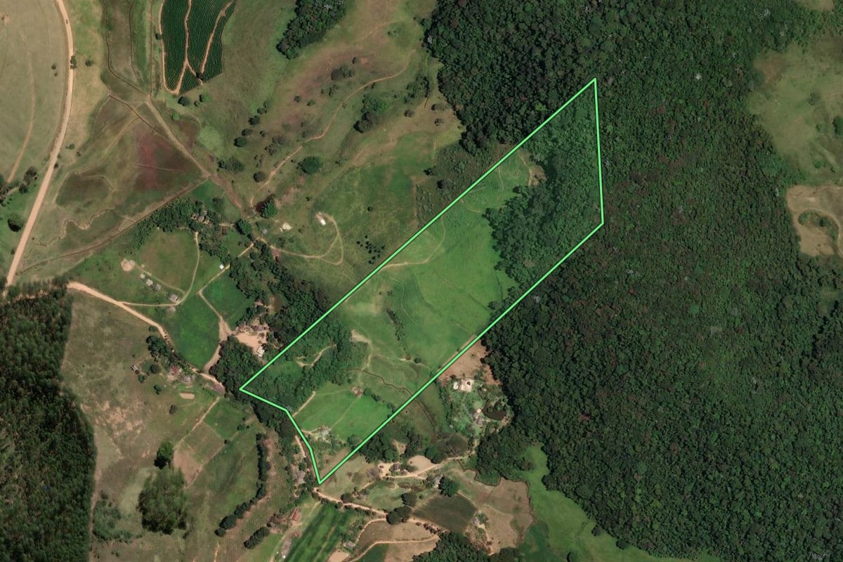 Imagem de satélite do imóvel rural em Varre-Sai (RJ), com o contorno declarado no CAR desenhado por cima.